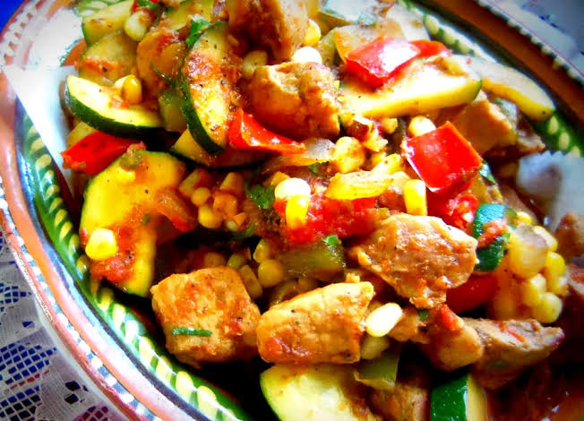 Calabacitas con cerdo y elote