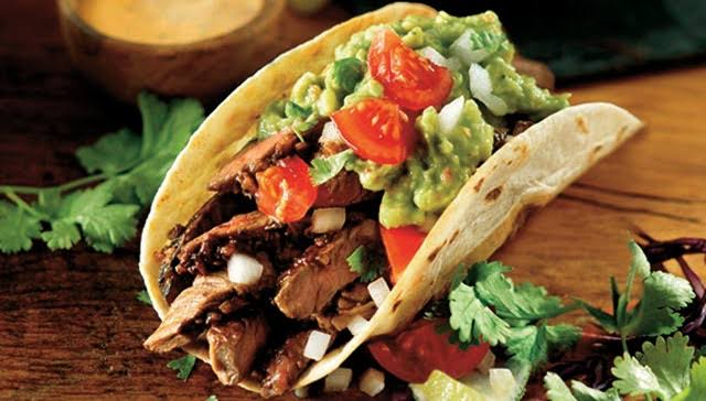 Tacos de carne asada al carbón en sonora