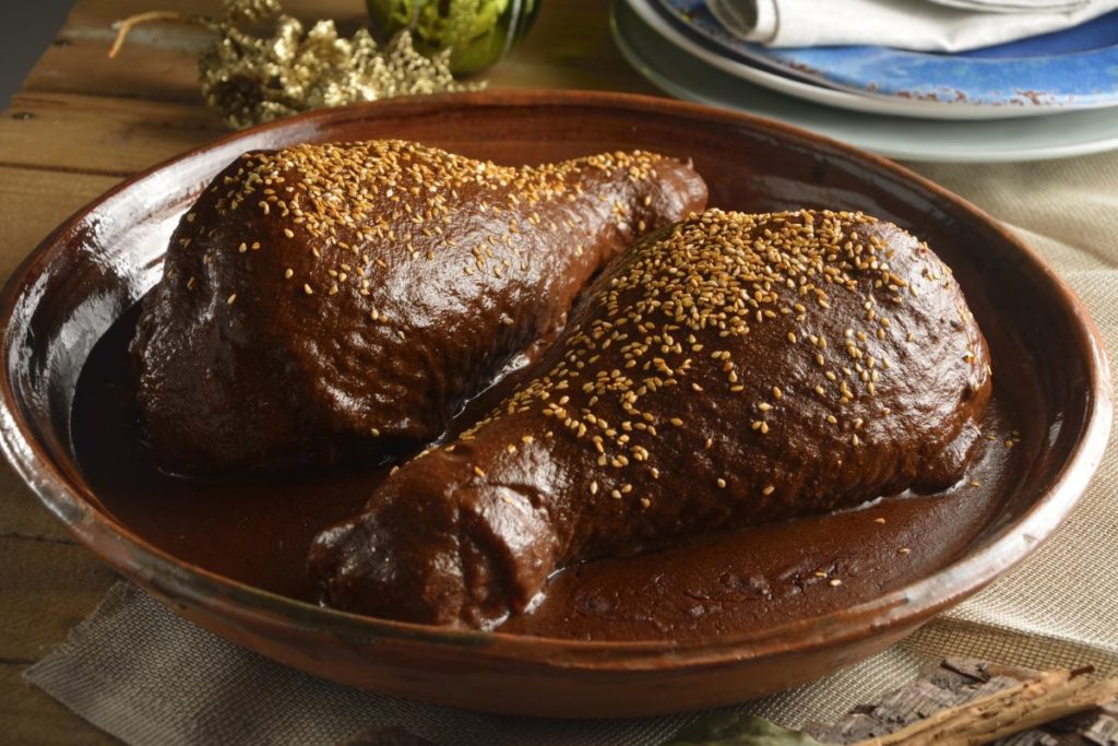 Guajolote en mole gastronomia de san cristobal