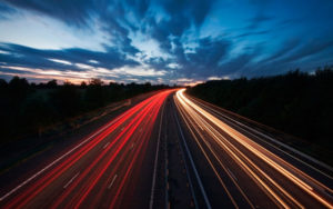 Estelas de luces de automóviles - fotografias nocturnas