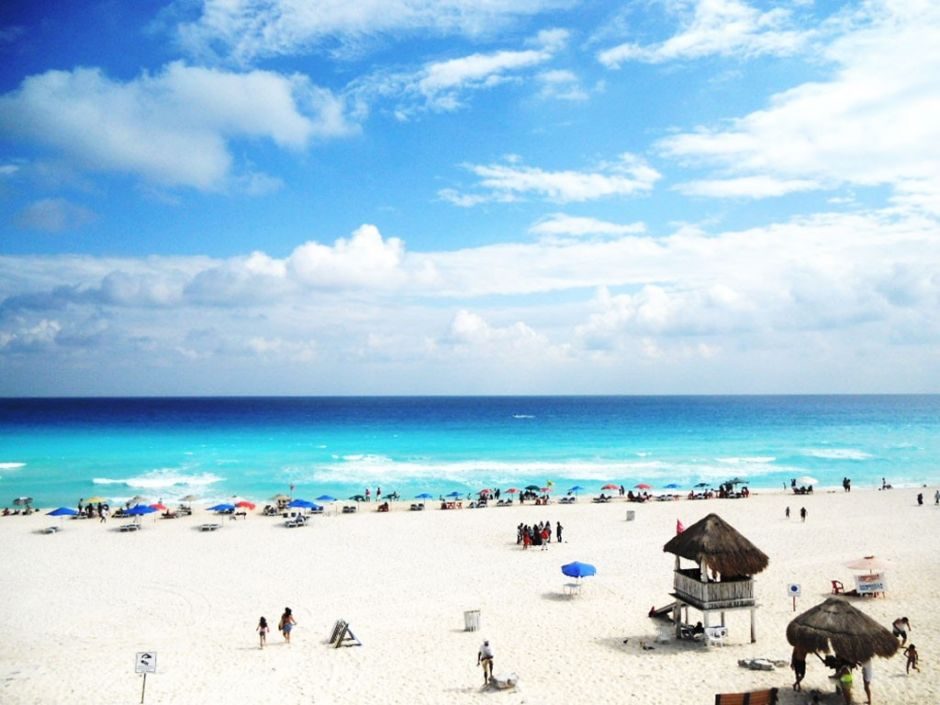 playa delfines - lugares a visitar en Cancun