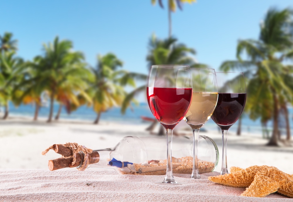 que hacer en holbox - tomar vino en la playa