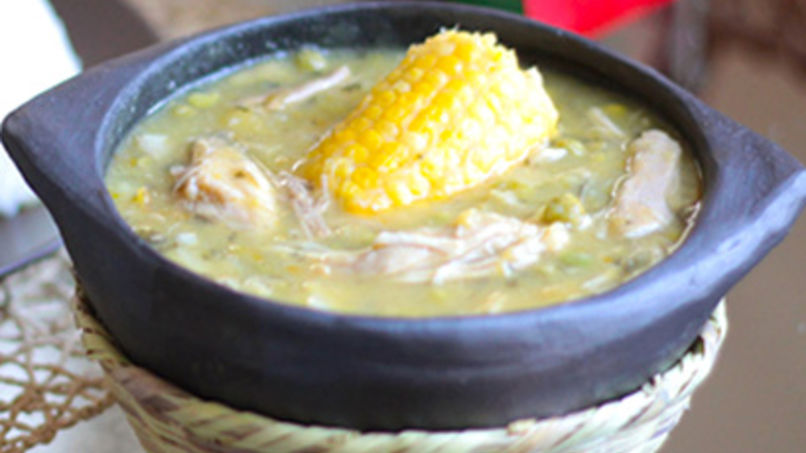 Ajiaco con pollo platillo colombiano