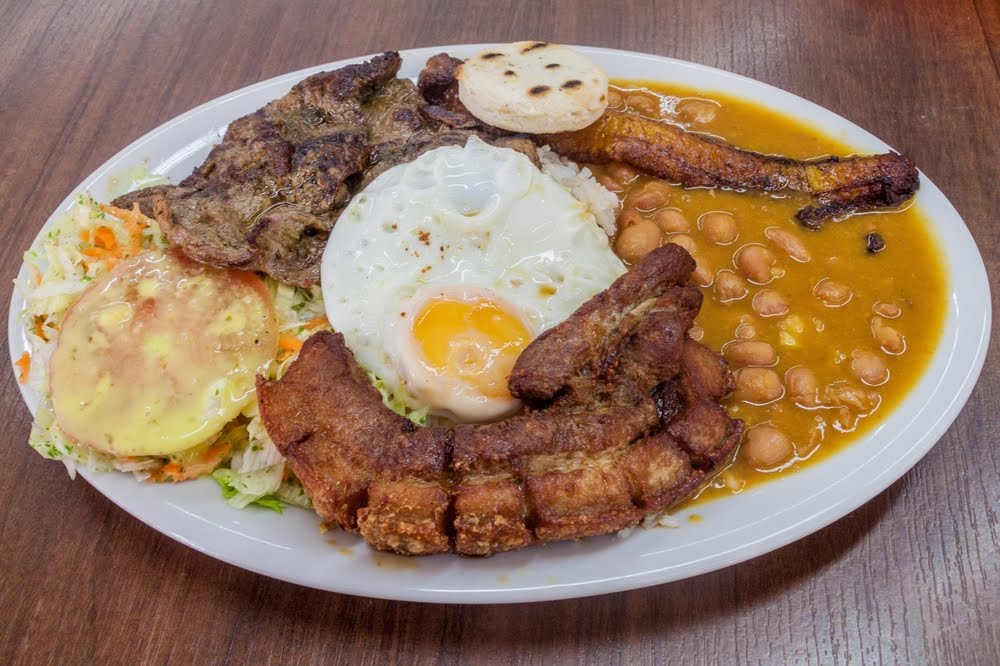 Bandeja Paisa colombia comida