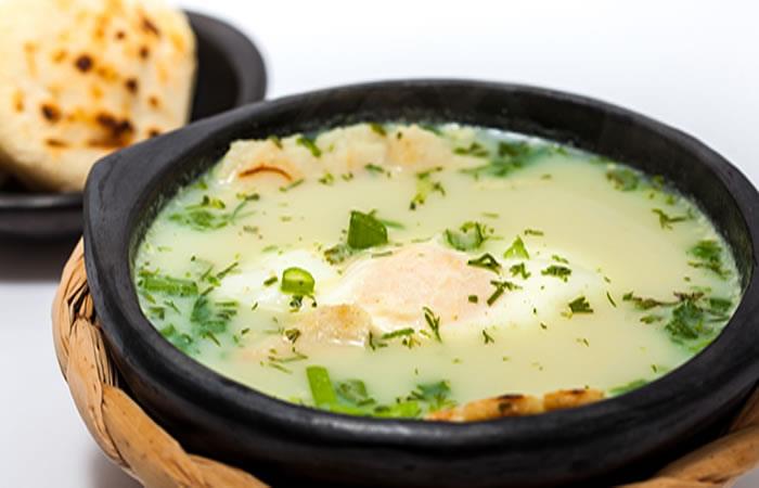 Caldo de Pollo con papa y arepas