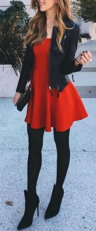 vestido rojo con mallas negras y chaqueta de cuerpo para navidad
