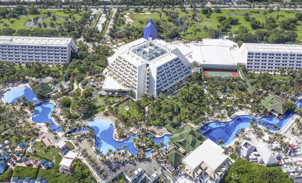 The Pyramid at Grand Oasis hotel familiar todo incluido cancun