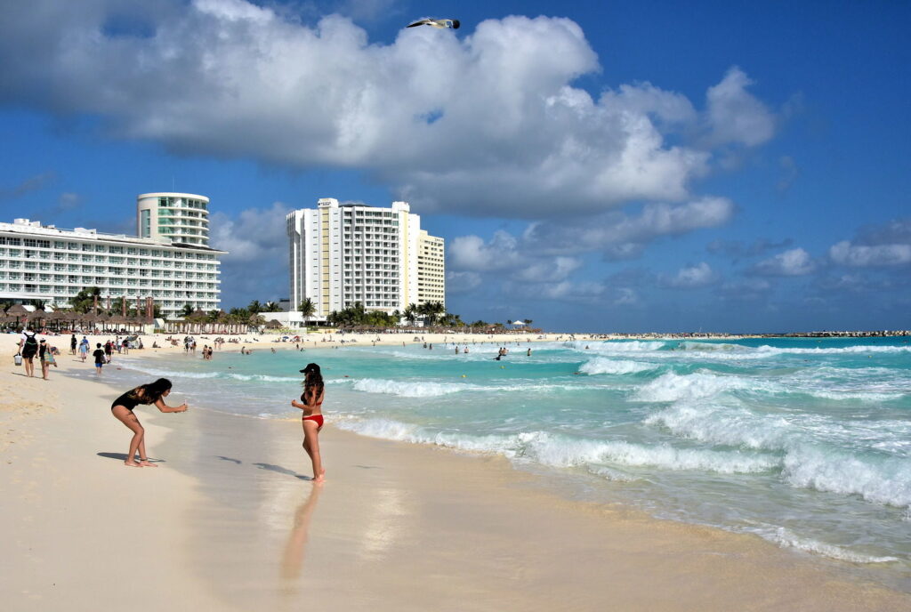 playa gaviota azul cancun