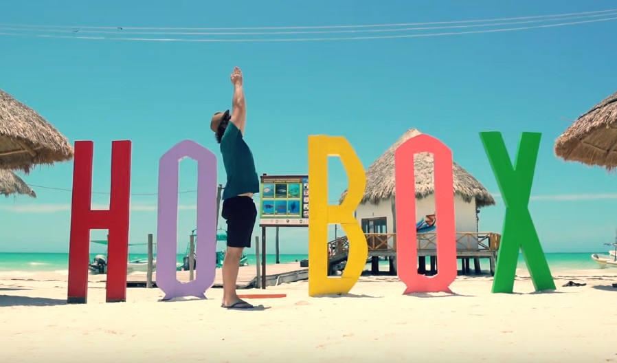 letras de holbox en la playa