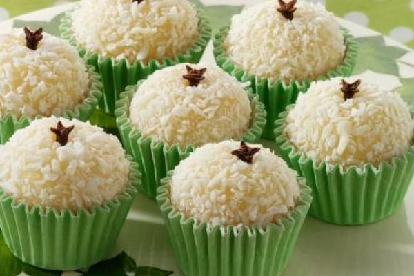 Beijinho de coco dulce de brasil