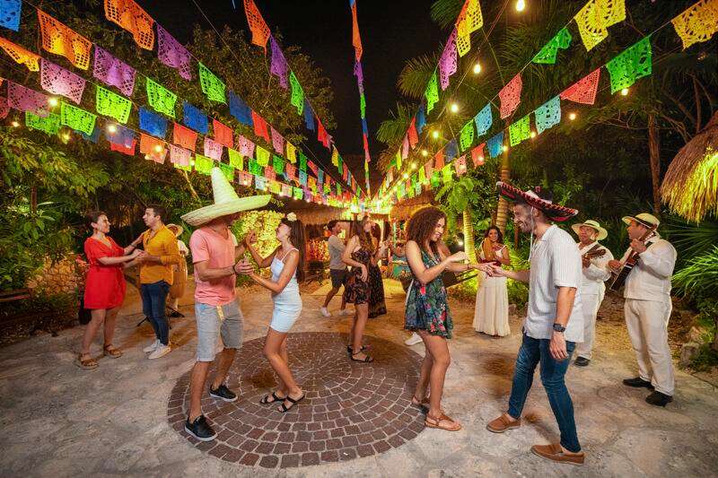 xoxiilco cancun noche mexicana