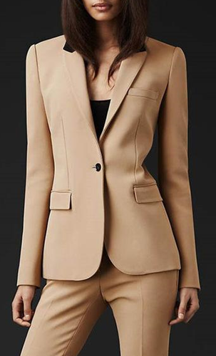 outfit mujer oficina color beige